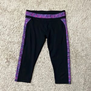 Fabletics black and blue pink purple abstract accent at waist athletic capris